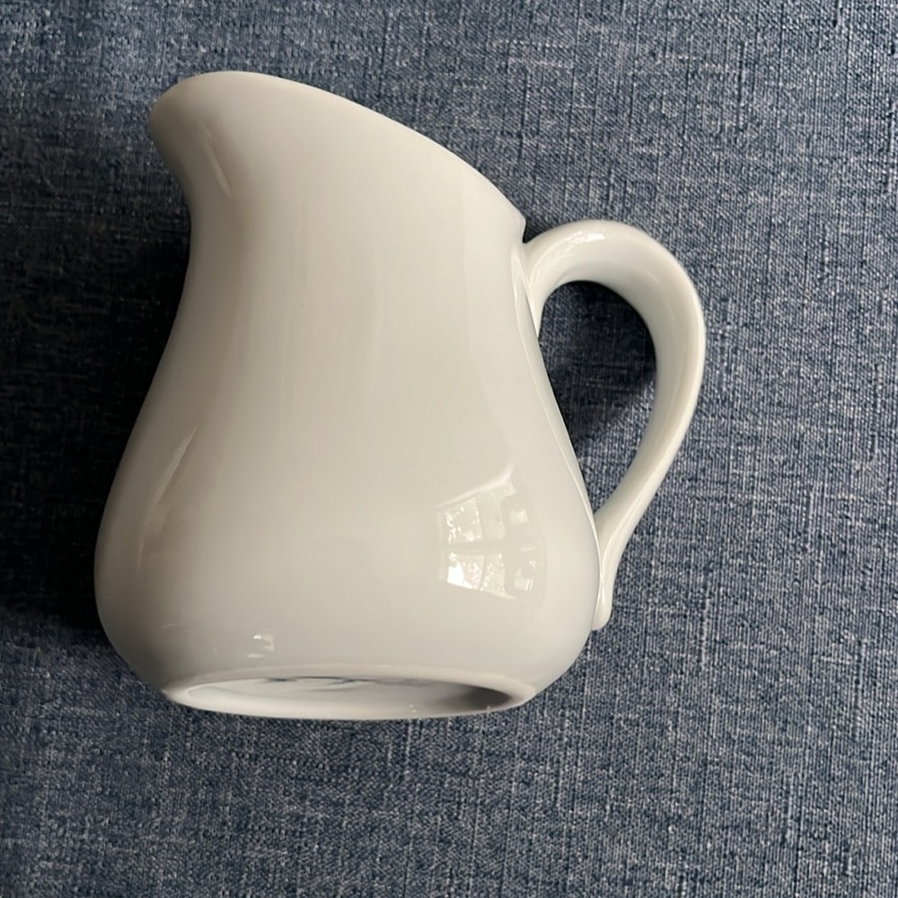 Sur la table cream container